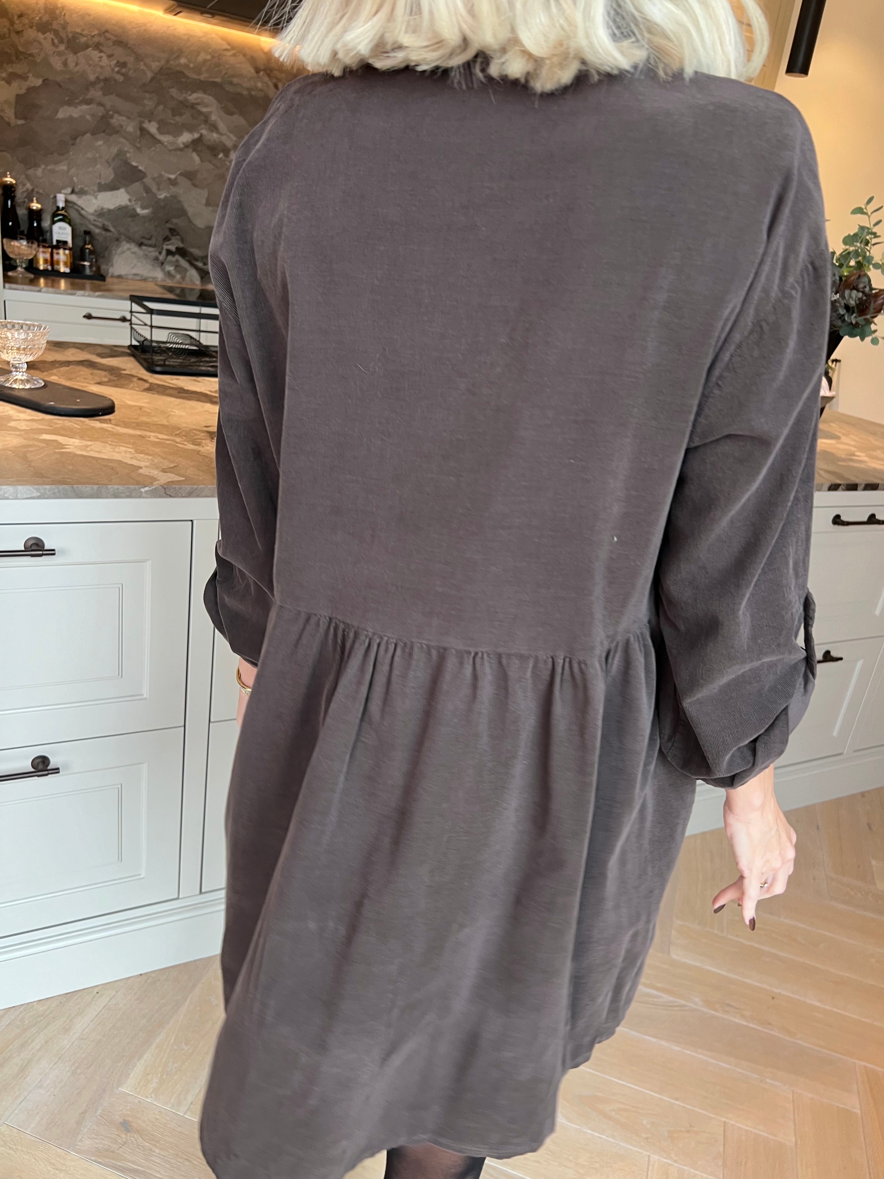 Lisette - Skjortklänning i mjuk sammet med en snygg skärning i midjan som ger klänningen ett feminint fall